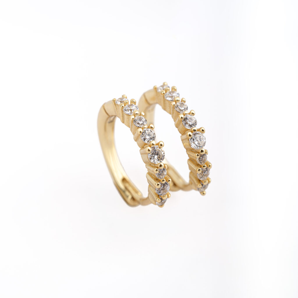 Paio di orecchini a cerchio HALO in argento sterling 925 rodiato, con zirconi bianchi su sfondo bianco.