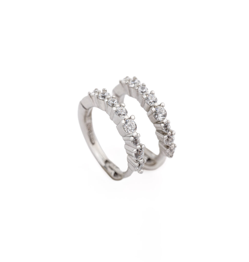 Paio di orecchini a cerchio HALO in argento sterling 925 rodiato, con zirconi bianchi su sfondo bianco.