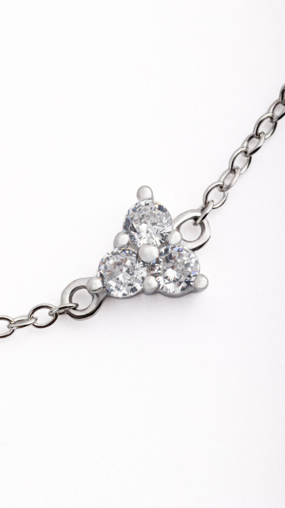 Bracciale POSY in argento sterling 925, disponibile con finitura argentata o dorata, decorato con piccoli bouquet di zirconi bianchi.