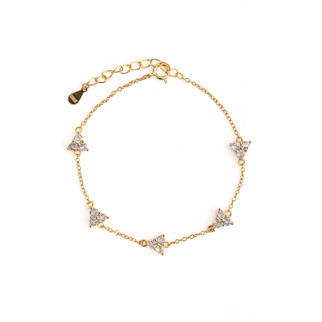 Bracciale POSY in argento sterling 925, disponibile con finitura argentata o dorata, decorato con piccoli bouquet di zirconi bianchi.