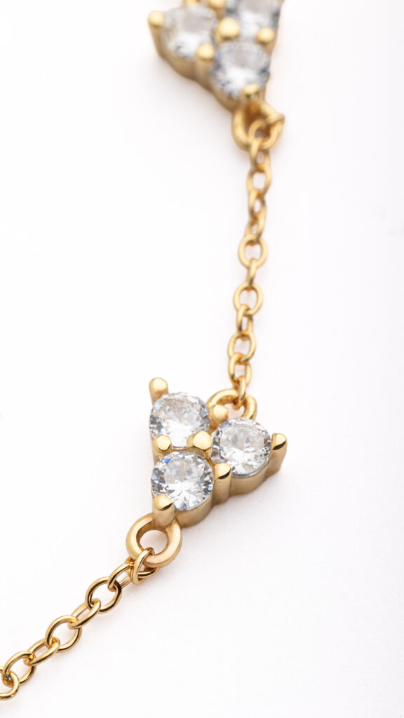 Bracciale POSY in argento sterling 925, disponibile con finitura argentata o dorata, decorato con piccoli bouquet di zirconi bianchi.