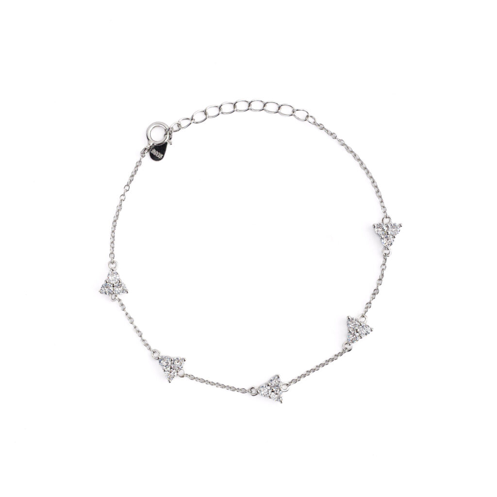 Bracciale POSY in argento sterling 925, disponibile con finitura argentata o dorata, decorato con piccoli bouquet di zirconi bianchi.