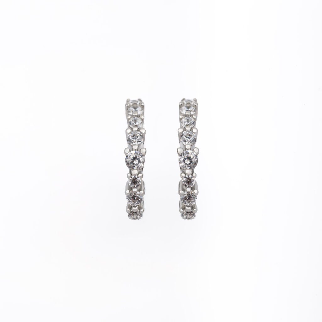 Paio di orecchini a cerchio HALO in argento sterling 925 rodiato, con zirconi bianchi su sfondo bianco.