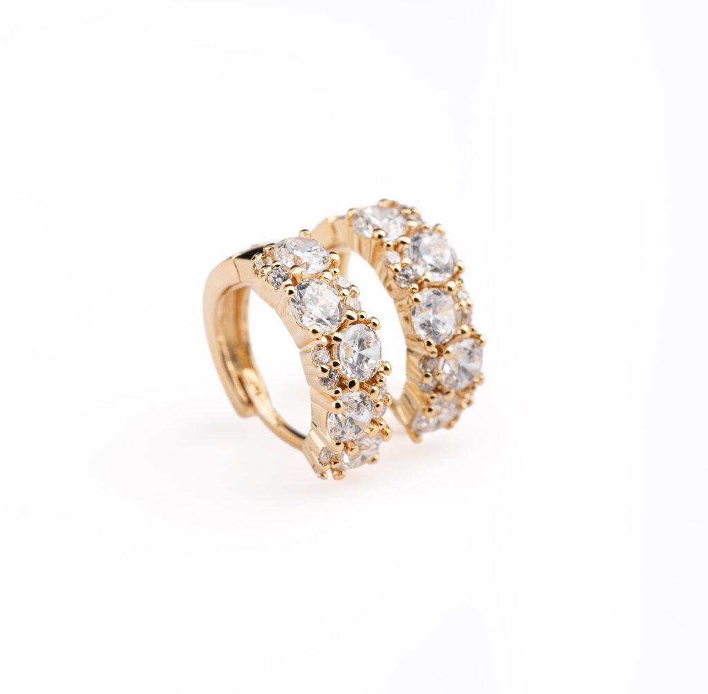 Orecchini LUMEA in ottone rivestito in oro 18 carati, decorati con zirconi bianchi.<br/>