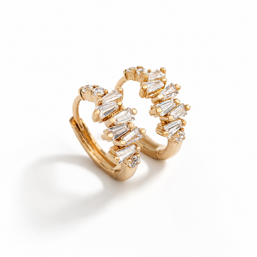 Orecchini MIRA in ottone rivestito in oro 18 carati, decorati con zirconi taglio baguette.