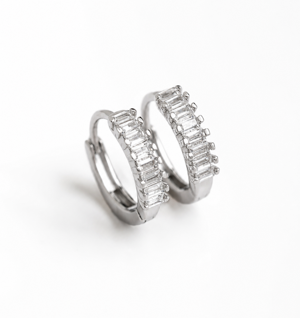 Orecchini ZARIA in argento 925, impreziositi da zirconi taglio baguette.
