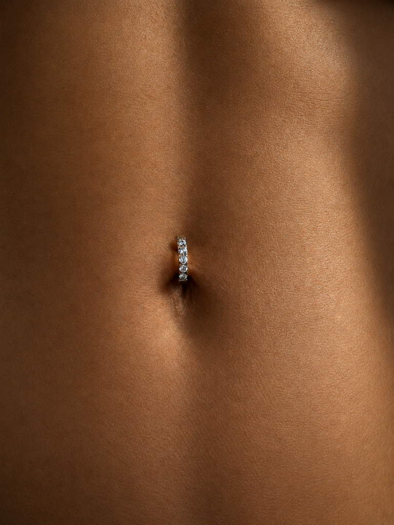 Piercing nombril en titane argenté avec zircons facettés lumineux et design fin à l’allure minimaliste.