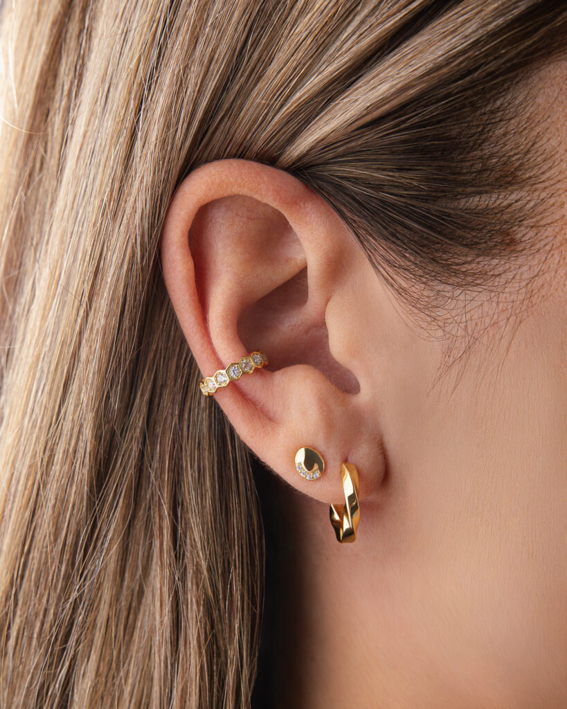 NYRA Ear Cuff aus Sterlingsilber 925 mit 18-karätiger Vergoldung und weissen Zirkonia von Isadora Boutique.