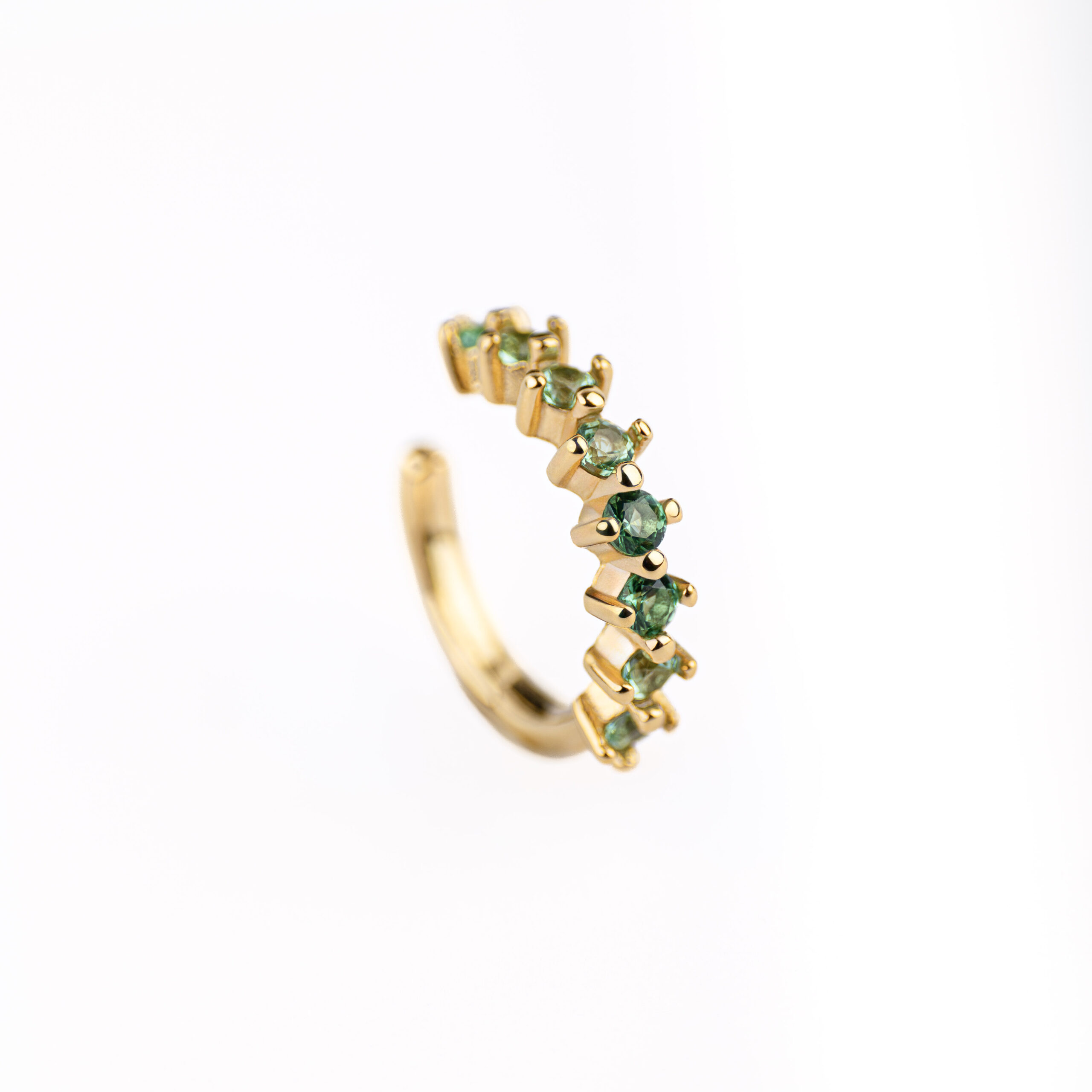 Ear cuff ELARA serti de zirconias verts par Isadora Boutique.