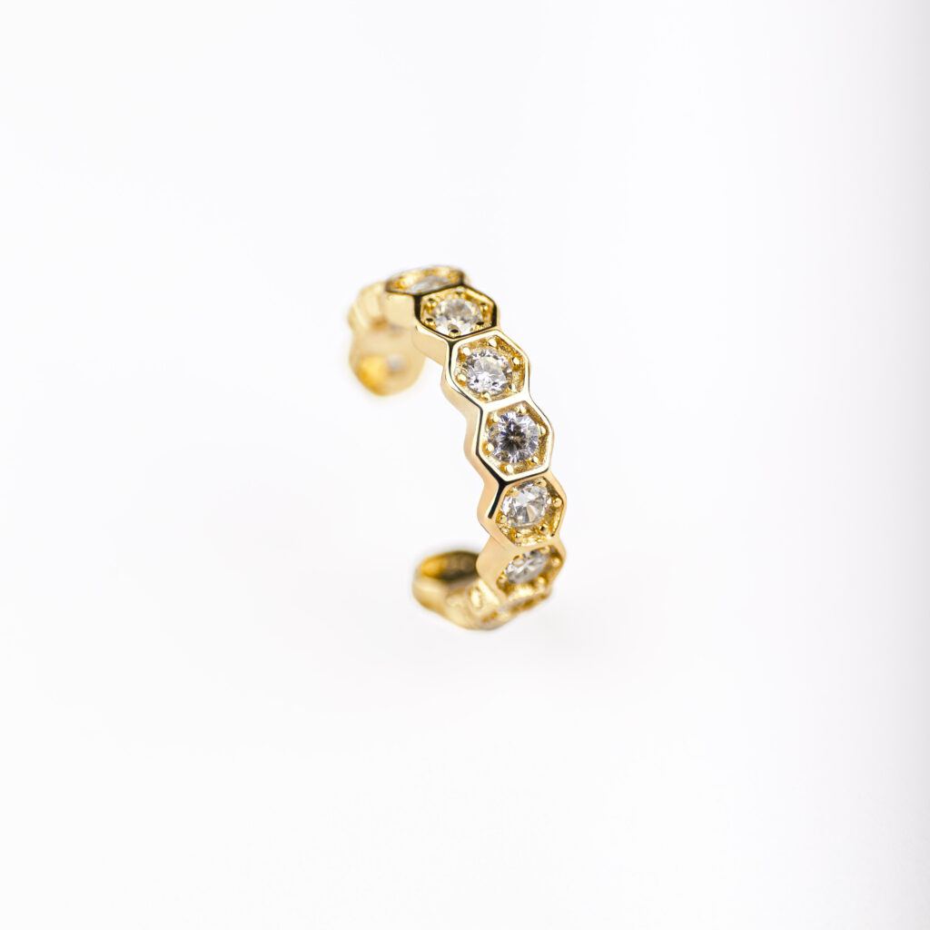 NYRA Ear Cuff aus Sterlingsilber 925 mit 18-karätiger Vergoldung und weissen Zirkonia von Isadora Boutique.