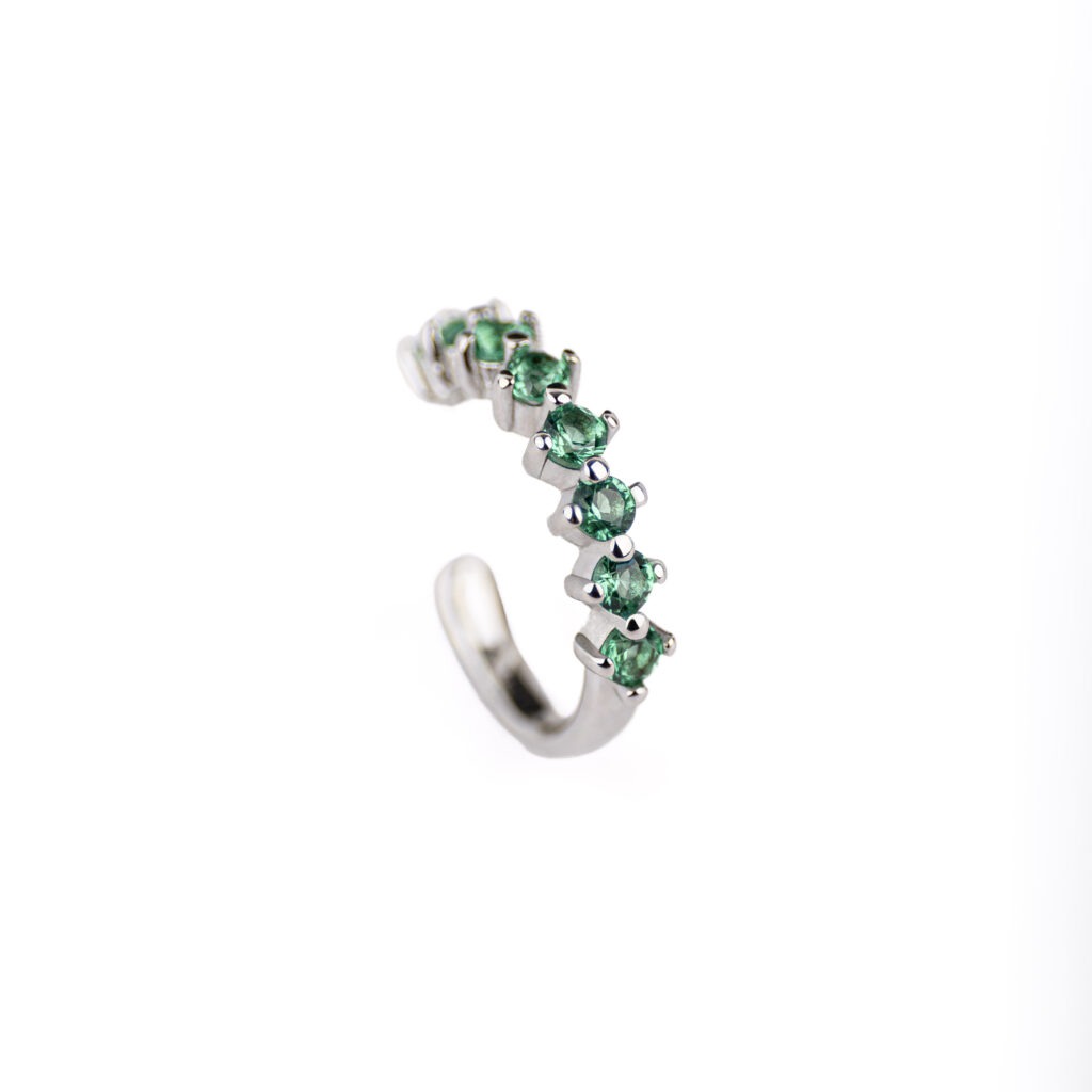 Ear cuff ELARA serti de zirconias verts par Isadora Boutique.