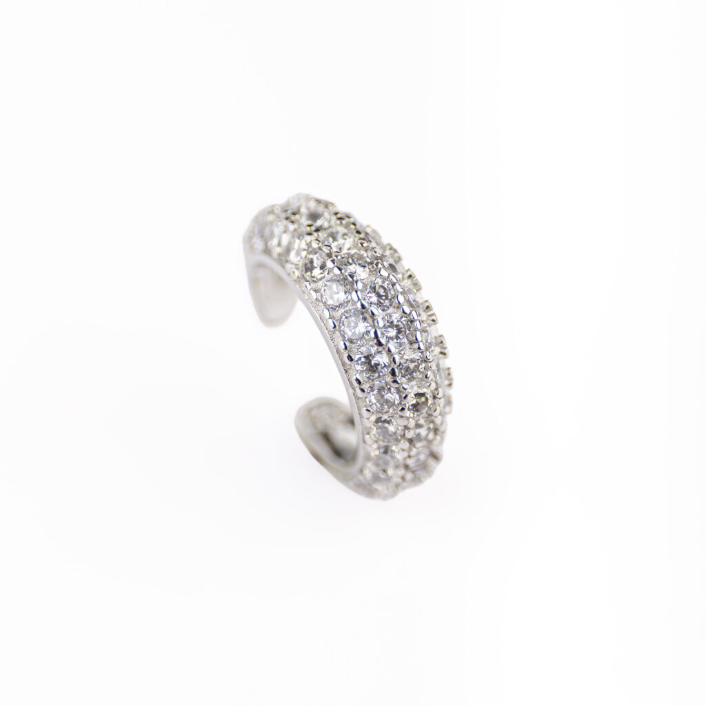 Deux earcuffs SORA dorés en argent sterling 925 recouvert d'or, sertis de zircones blanches sur fond blanc