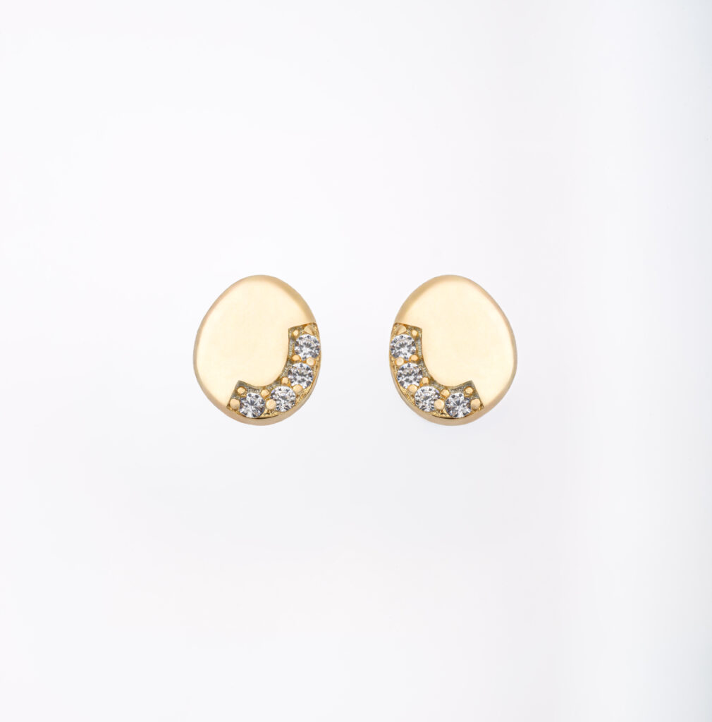 Paire de boucles d’oreilles NOVA en argent sterling 925 rhodié et argent 925 recouvert d’or 18 carats, serties de zircones blanches sur fond blanc.