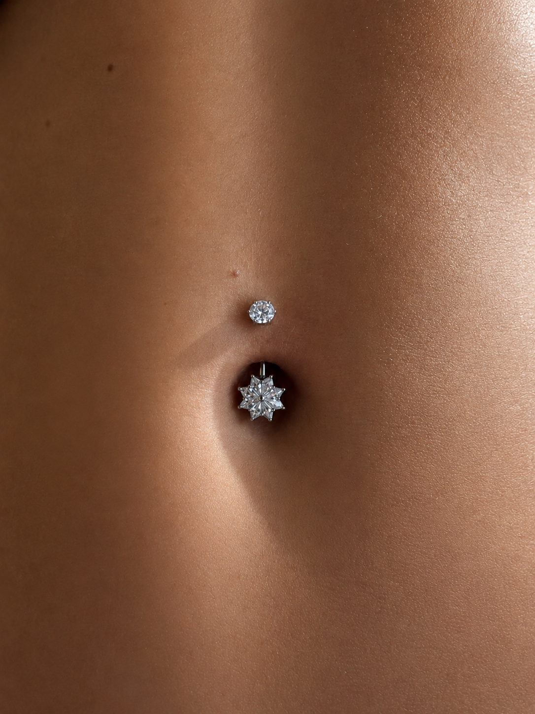 Piercing de nombril argenté avec étoile en cristaux blancs et zircone blanche.