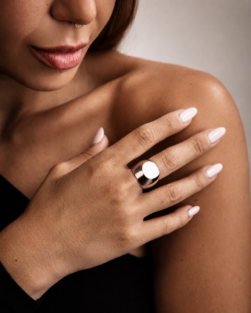 Femme portant la bague sculpturale NOX en argent sterling 925 par Isadora Boutique.