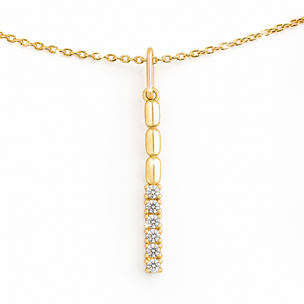 Collier NERYX en argent sterling 925, disponible en finition argentée ou dorée, orné de zircones blanches.