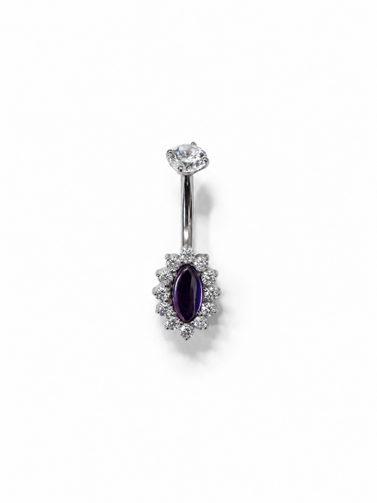 Piercing de nombril argenté avec zirconia violet entouré de zirconias.