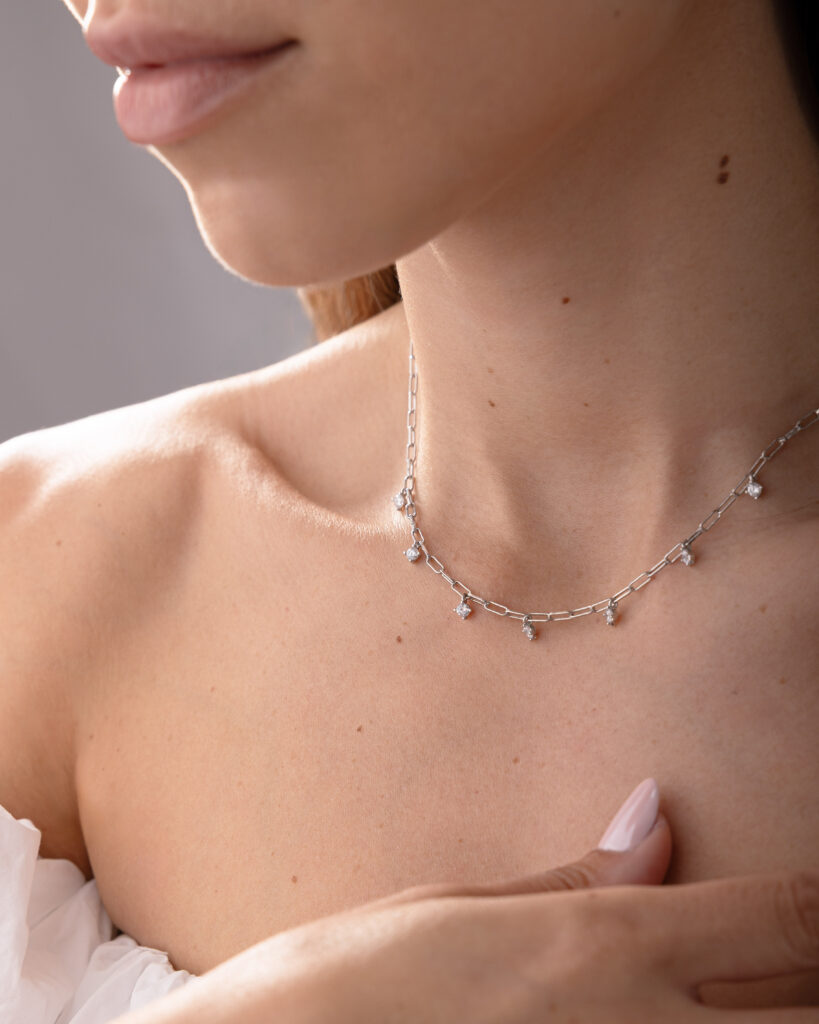 NOXY Halskette aus 925er Sterlingsilber, erhältlich in Silber oder Gold, mit hängenden weissen Zirkonia.