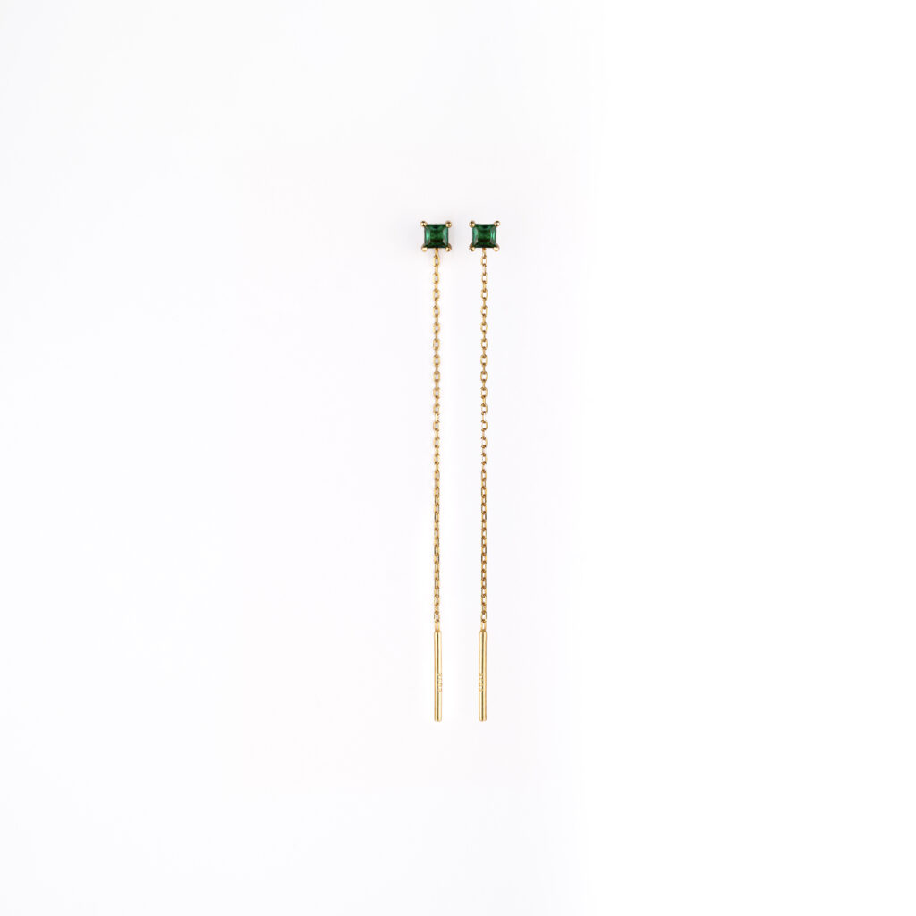 Boucles d'oreilles LYA en argent sterling 925 recouvert d'or 18 carats avec zirconias carrés verts et chaîne traversante par Isadora Boutique.