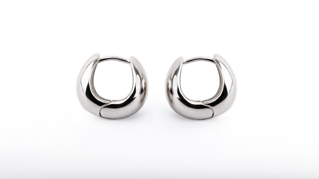 Boucles d'oreilles créoles EVA en argent sterling 925 recouvert d'or 18 carats par Isadora Boutique.