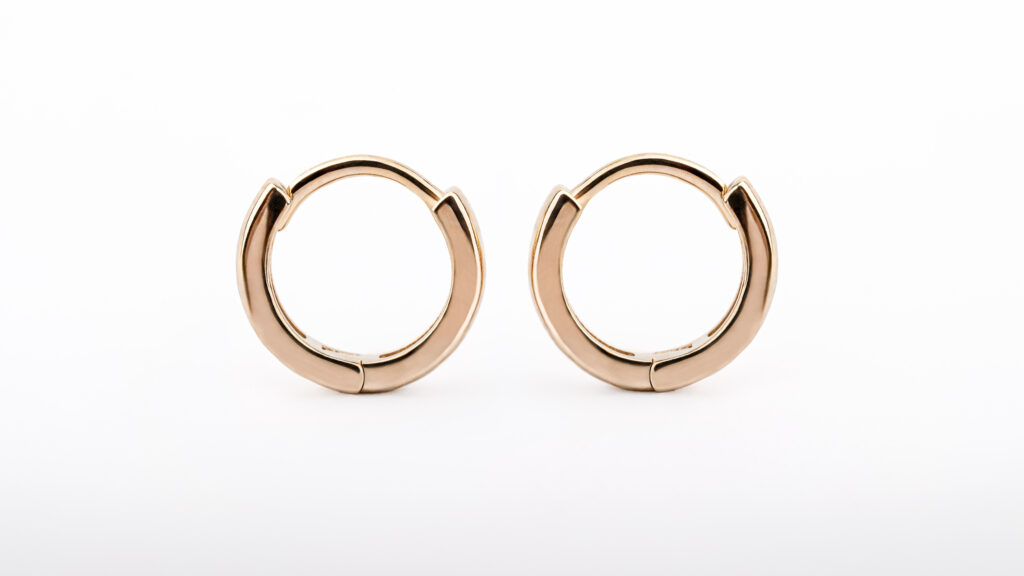 LYNEA Ohrringe aus mit 18 Karat Gold beschichtetem Messing, feine Creolen im minimalistischen Design.