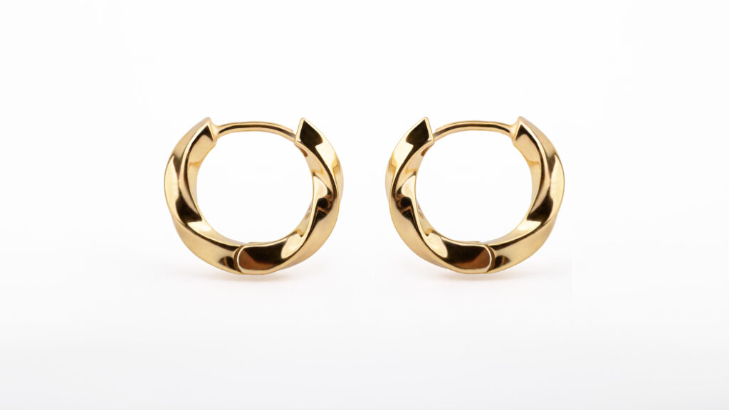Boucles d'oreilles créoles torsadées LYRA en argent sterling 925 recouvert d'or 18 carats par Isadora Boutique.