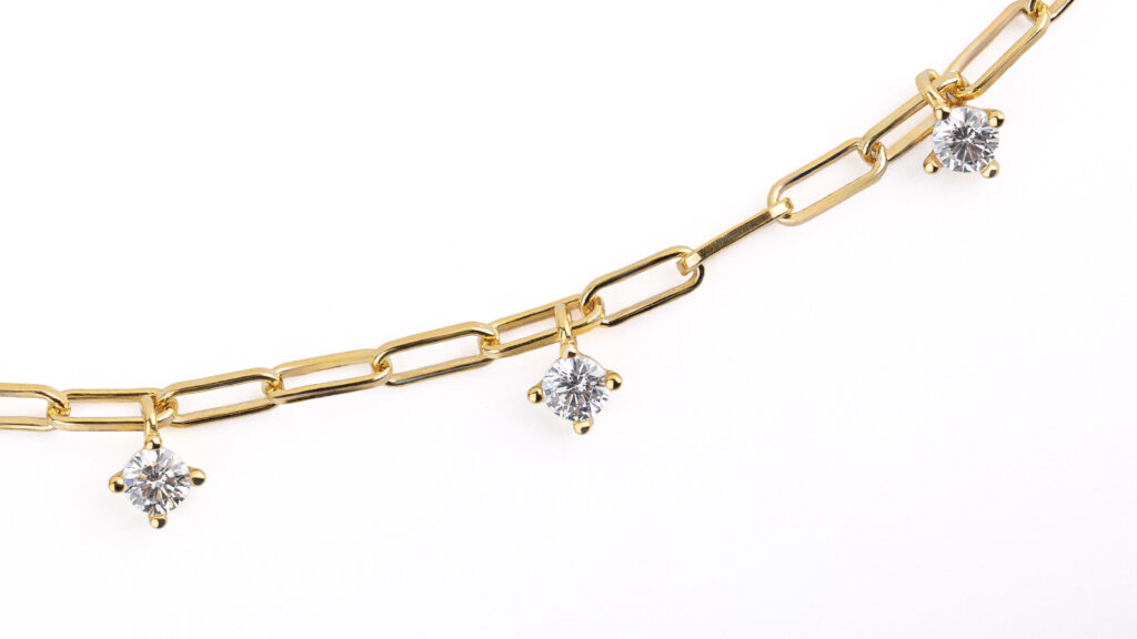 NOXY Halskette aus 925er Sterlingsilber, erhältlich in Silber oder Gold, mit hängenden weissen Zirkonia.