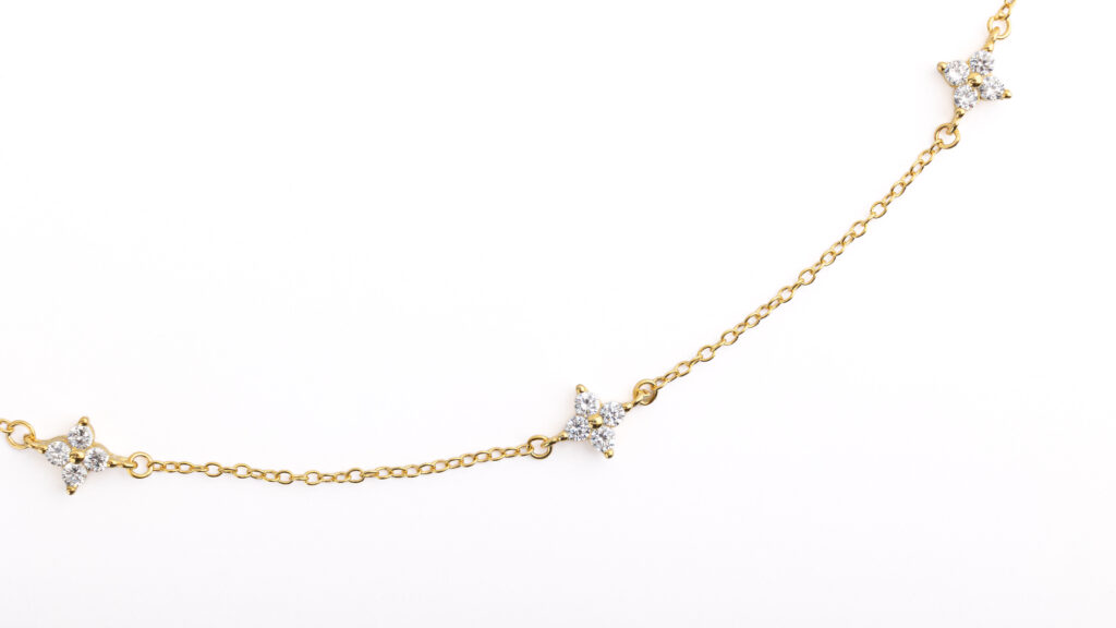 Collier ASTRA en argent sterling 925, disponible en finition argentée ou dorée, orné de cinq étoiles serties de zircones blanches.