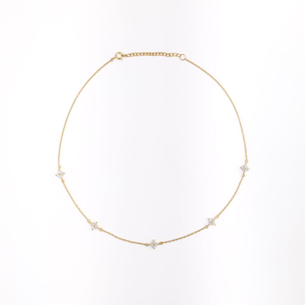 Collier ASTRA en argent sterling 925, disponible en finition argentée ou dorée, orné de cinq étoiles serties de zircones blanches.