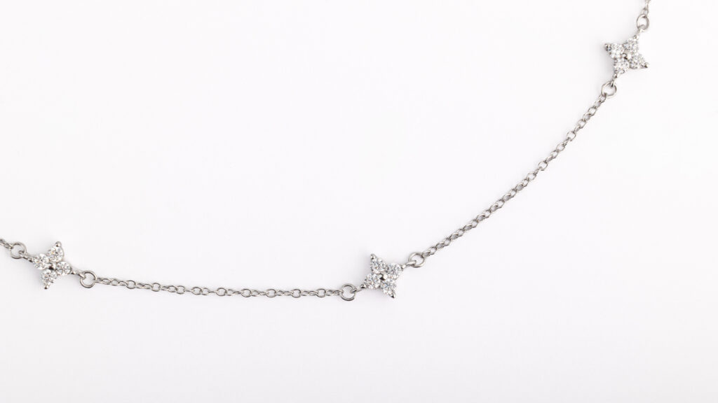 Collier ASTRA en argent sterling 925, disponible en finition argentée ou dorée, orné de cinq étoiles serties de zircones blanches.