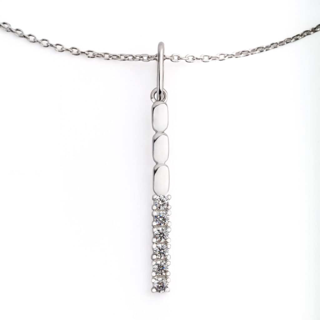 Collier NERYX en argent sterling 925, disponible en finition argentée ou dorée, orné de zircones blanches.