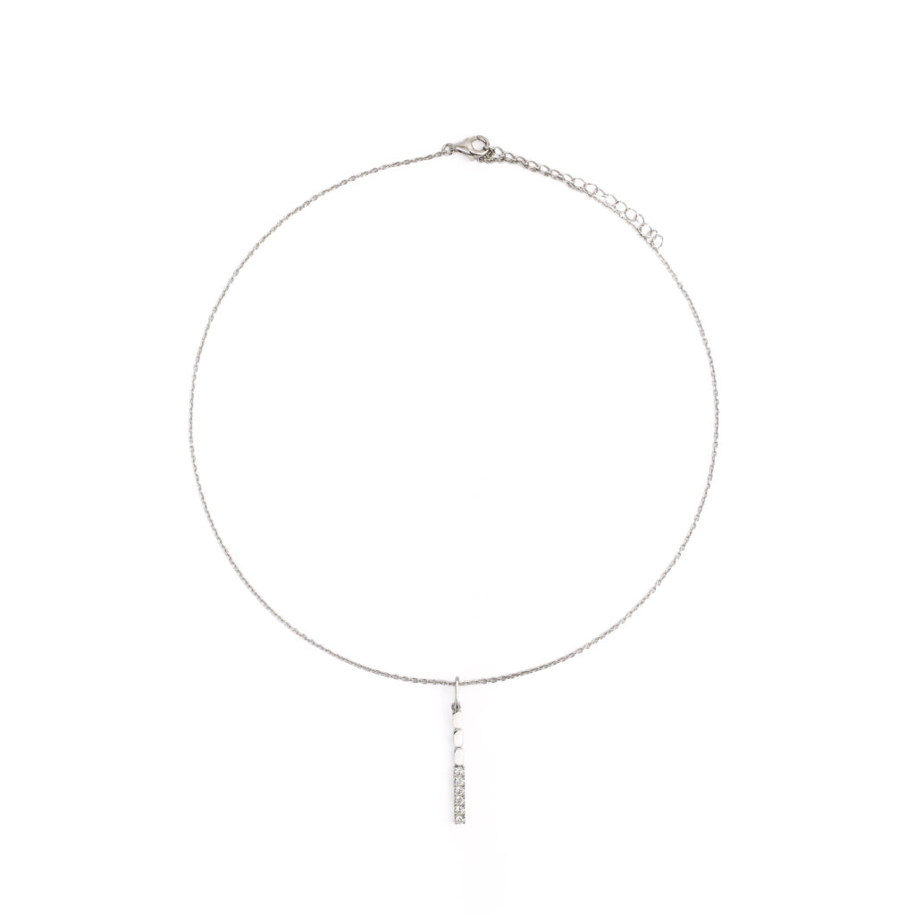 Collier NERYX en argent sterling 925, disponible en finition argentée ou dorée, orné de zircones blanches.
