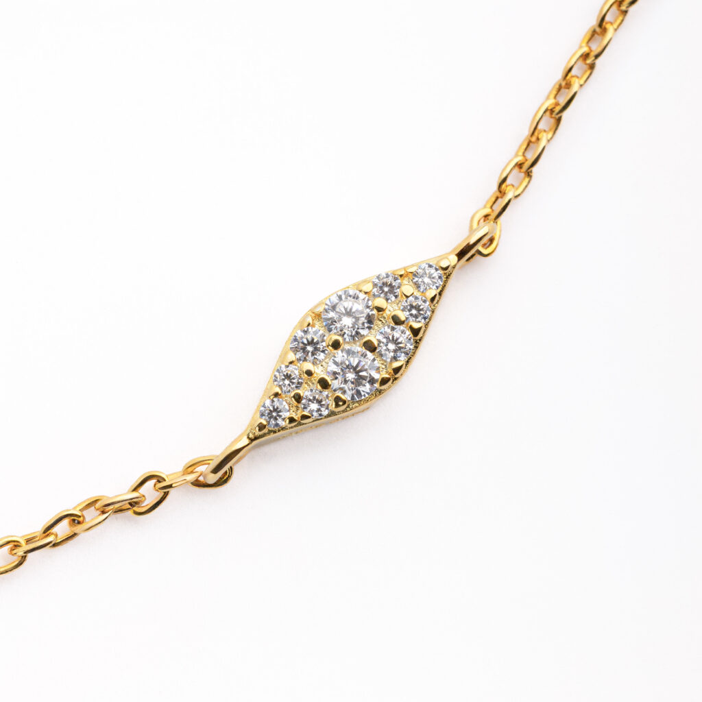 Collier VERA en argent sterling 925, disponible en finition argentée ou dorée, orné de trois motifs marquise sertis de zircones blanches.