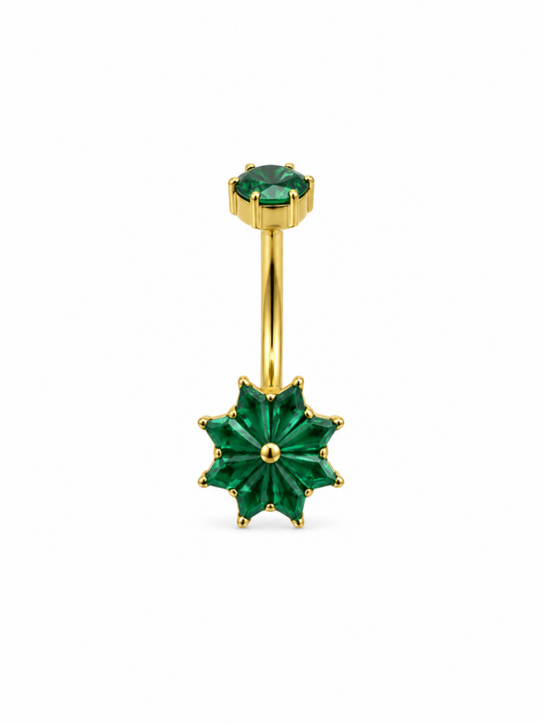 Piercing de nombril doré avec étoile en cristaux verts et zircone blanche.