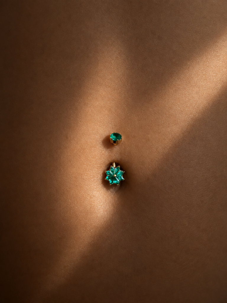Bijou NYX EMERALD en titane ASTM F136 orné de zircones premium vert émeraude par Isadora Boutique.
