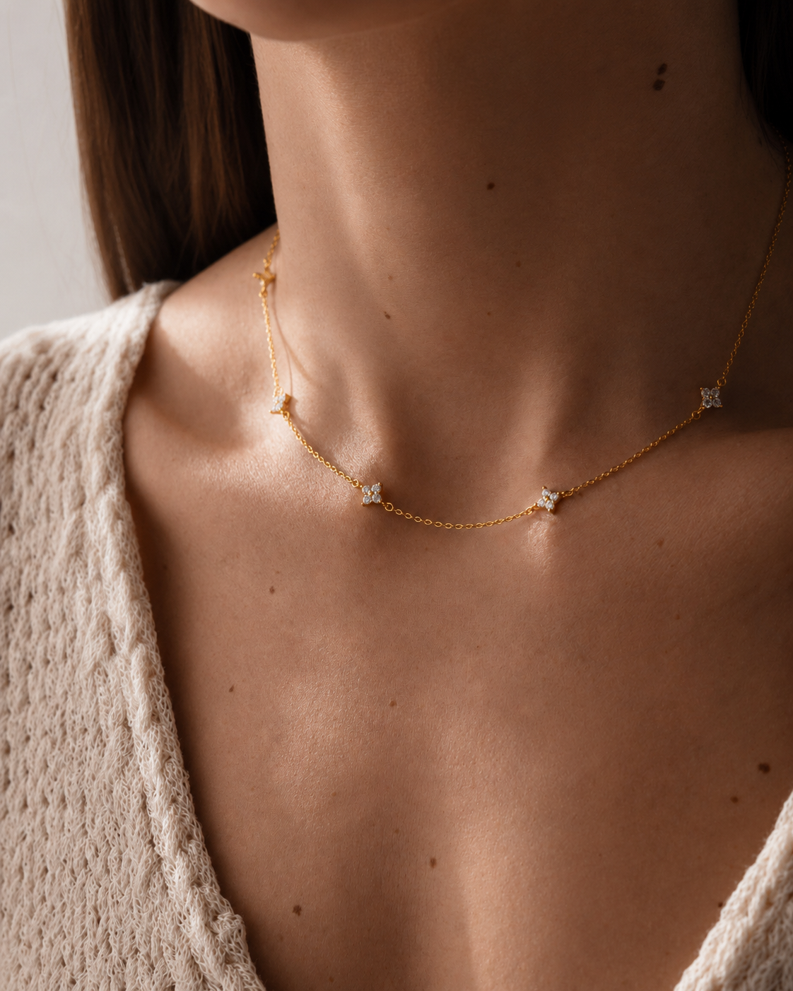 Collier ASTRA en argent sterling 925, disponible en finition argentée ou dorée, orné de cinq étoiles serties de zircones blanches.