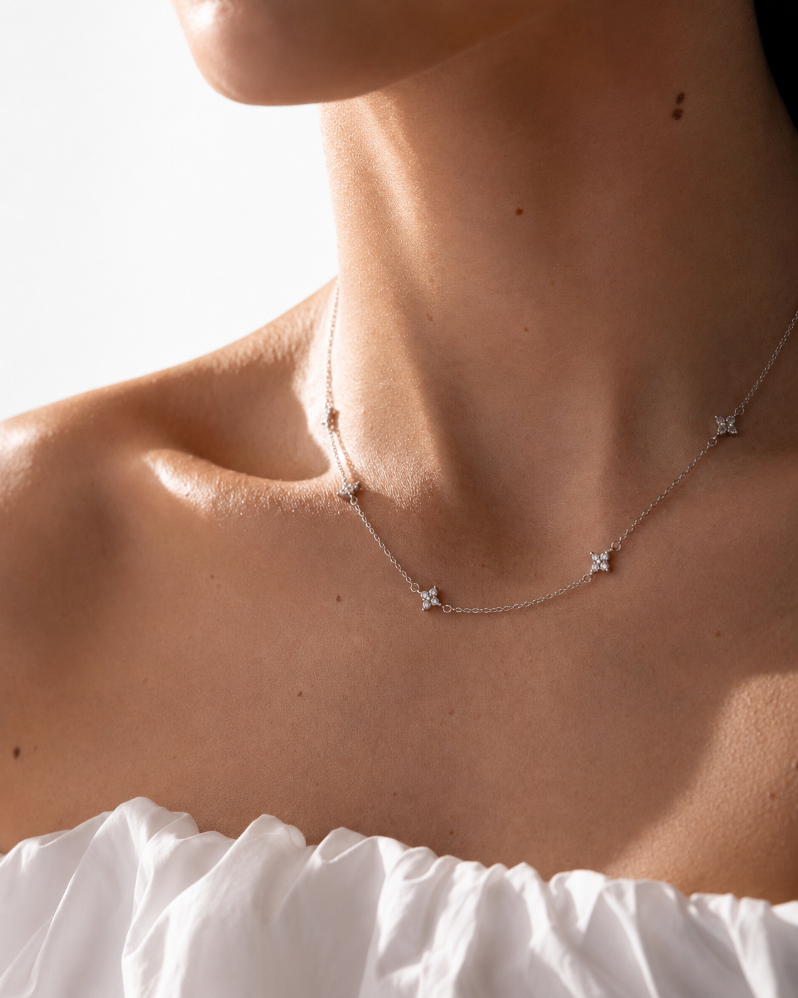Collier ASTRA en argent sterling 925, disponible en finition argentée ou dorée, orné de cinq étoiles serties de zircones blanches.