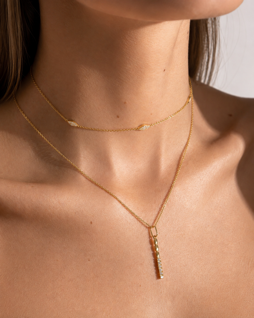 Collier NERYX en argent sterling 925, disponible en finition argentée ou dorée, orné de zircones blanches.