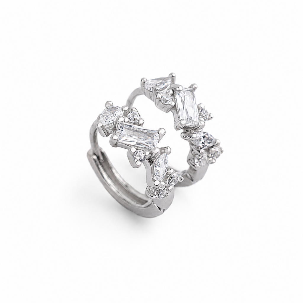 Boucles d’oreilles ELIA en argent sterling 925 ornées de zircones blanches rondes et baguette.