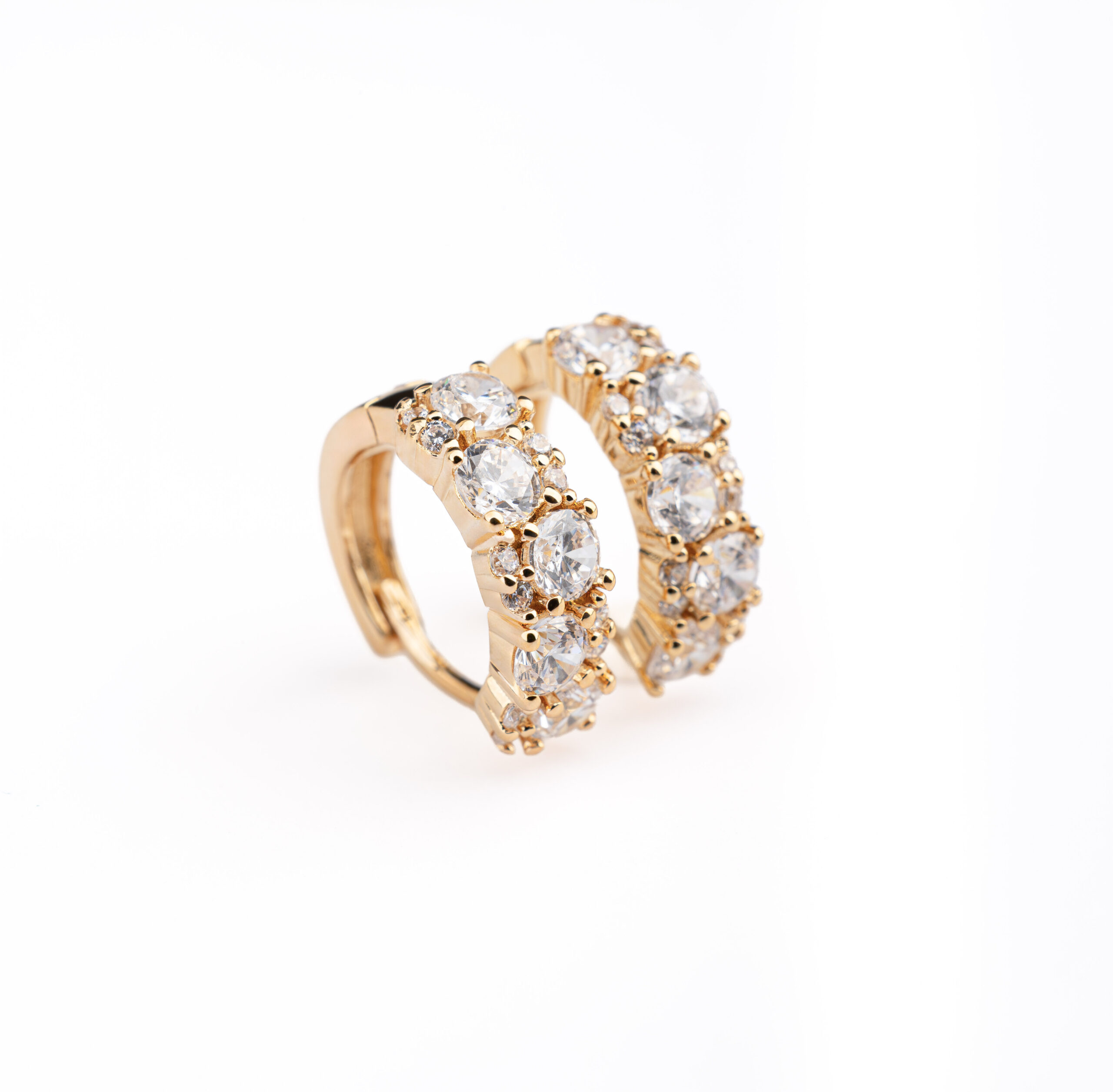 Boucles d’oreilles LUMEA en laiton recouvert d’or 18 carats, ornées de zircones blanches.