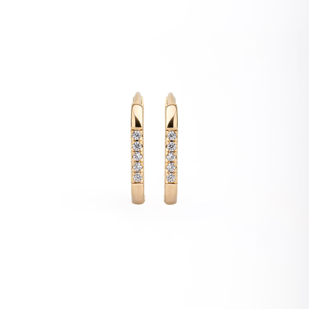 Boucles d’oreilles NERA en laiton recouvert d’or 18 carats, ornées de zircones blanches.