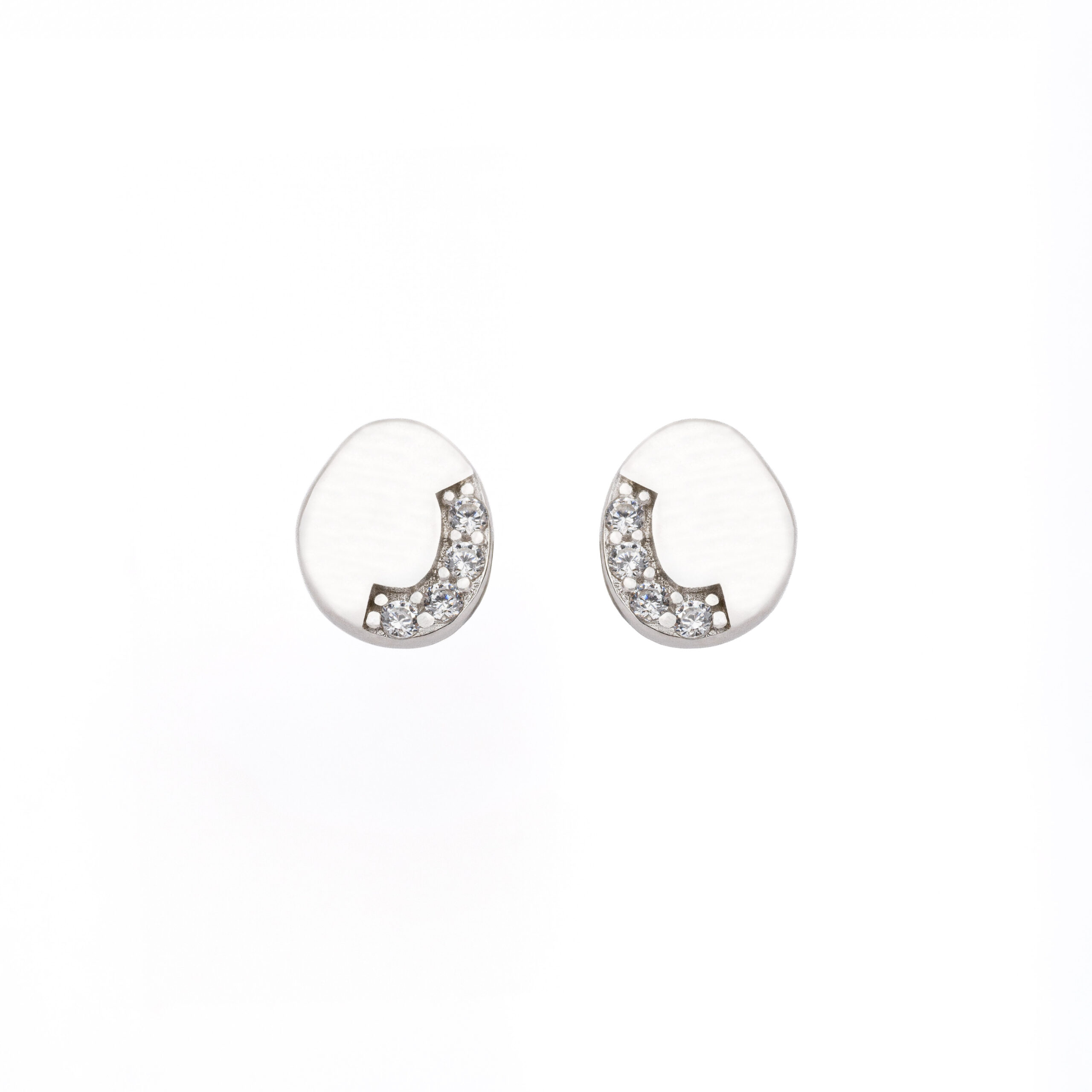 Paire de boucles d’oreilles NOVA en argent sterling 925 rhodié et argent 925 recouvert d’or 18 carats, serties de zircones blanches sur fond blanc.