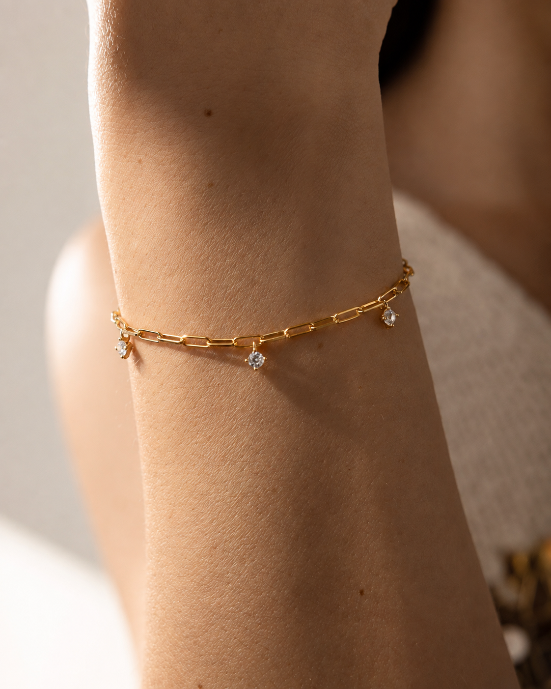 Bracelet NOXY en argent sterling 925, disponible en finition argentée ou dorée, orné de zircones blanches délicatement suspendues le long de la chaîne.