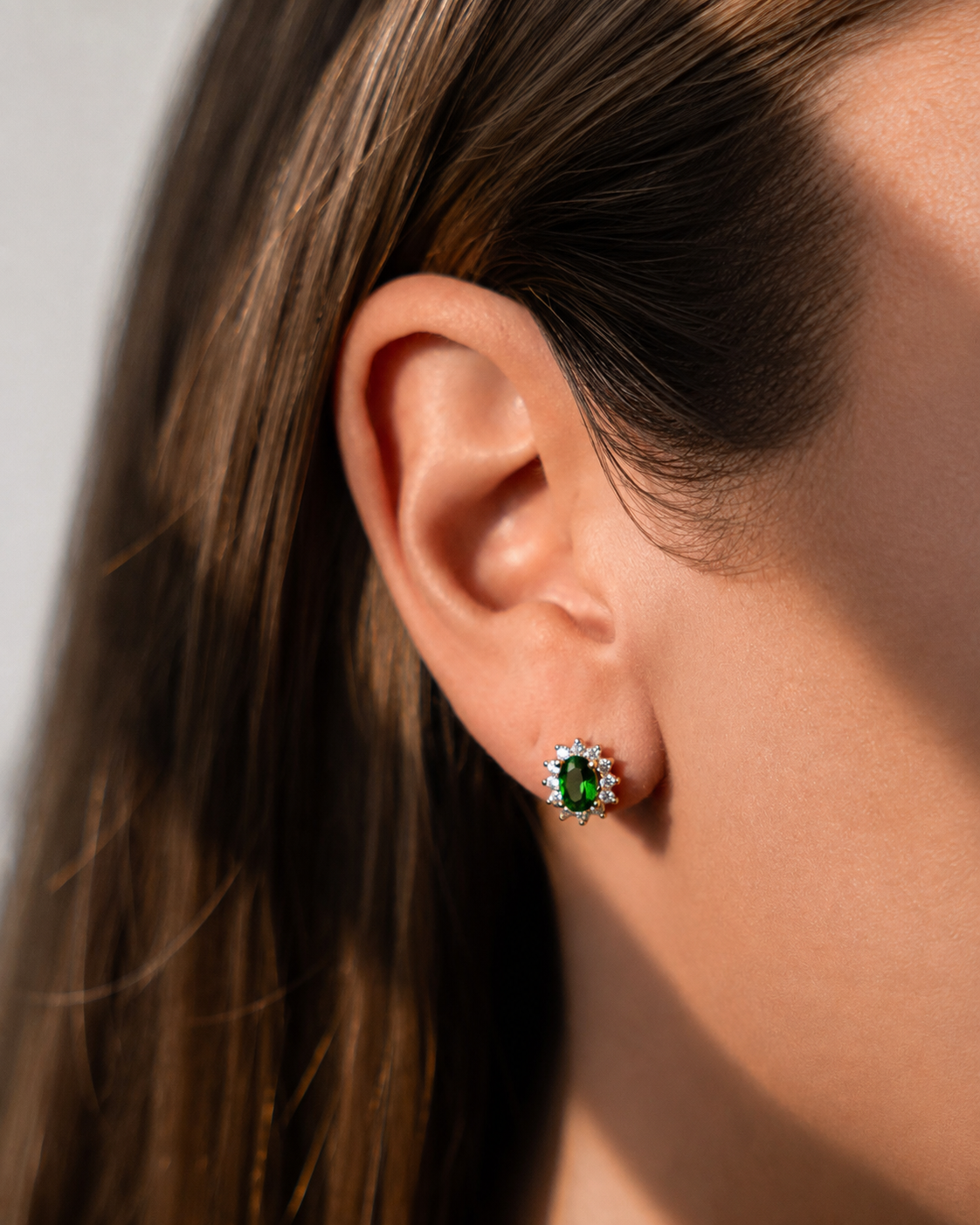PROMESSE earrings in 18k gold-plated brass, featuring a green cubic zirconia surrounded by white cubic zirconia.