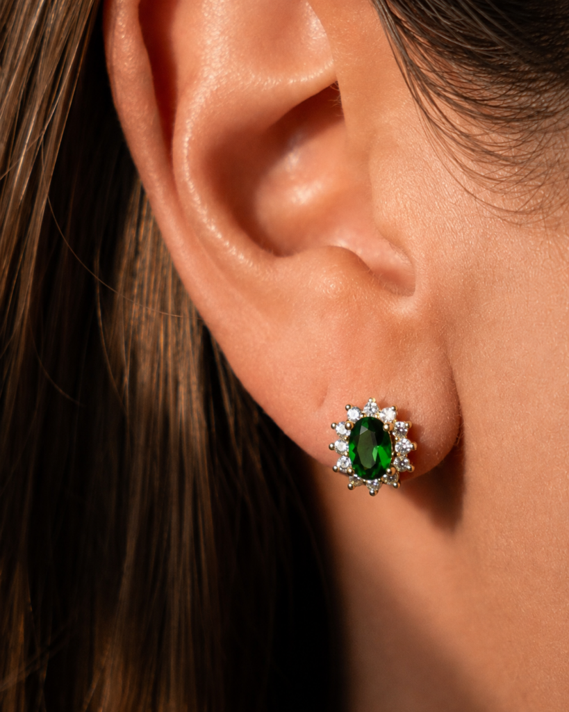 PROMESSE earrings in 18k gold-plated brass, featuring a green cubic zirconia surrounded by white cubic zirconia.