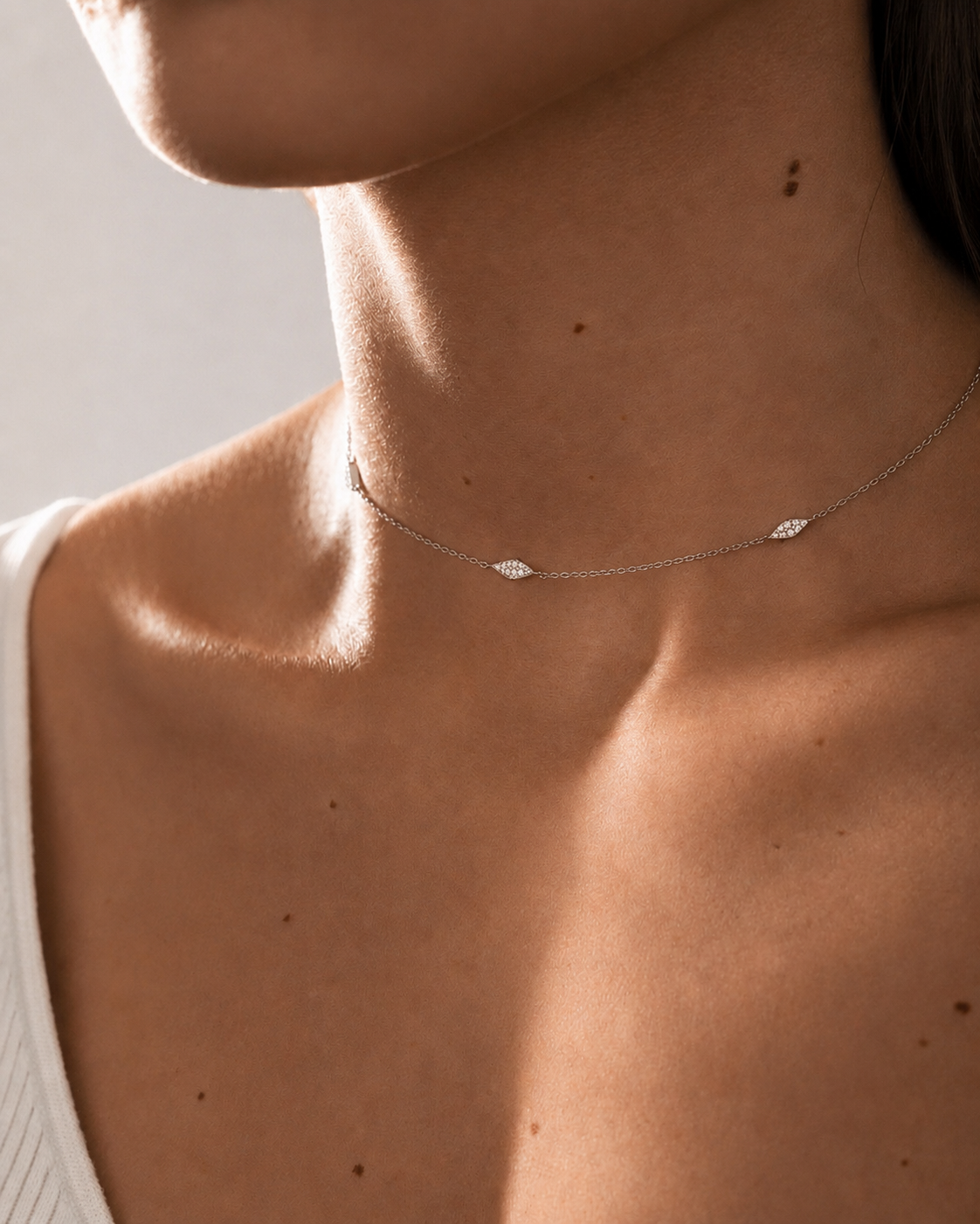 Collier VERA en argent sterling 925, disponible en finition argentée ou dorée, orné de trois motifs marquise sertis de zircones blanches.