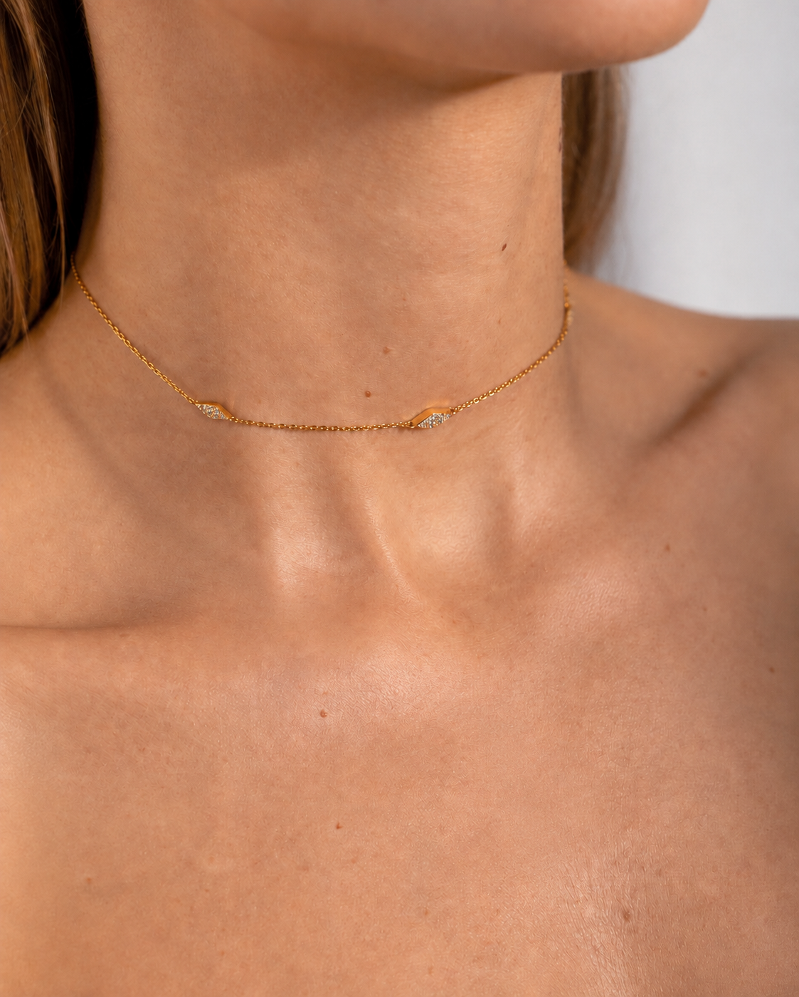 Collier VERA en argent sterling 925, disponible en finition argentée ou dorée, orné de trois motifs marquise sertis de zircones blanches.